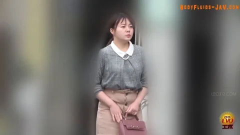 EE-776 彼女はトイレの中に隠しカメラを見つけたが、おしっこを止めることができなかった HD