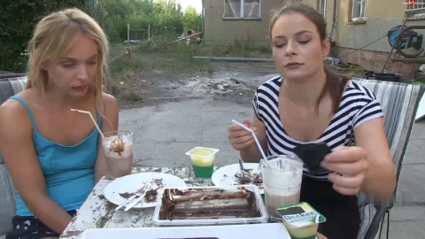 Full Video — Tiny Loly – Eating challenge
